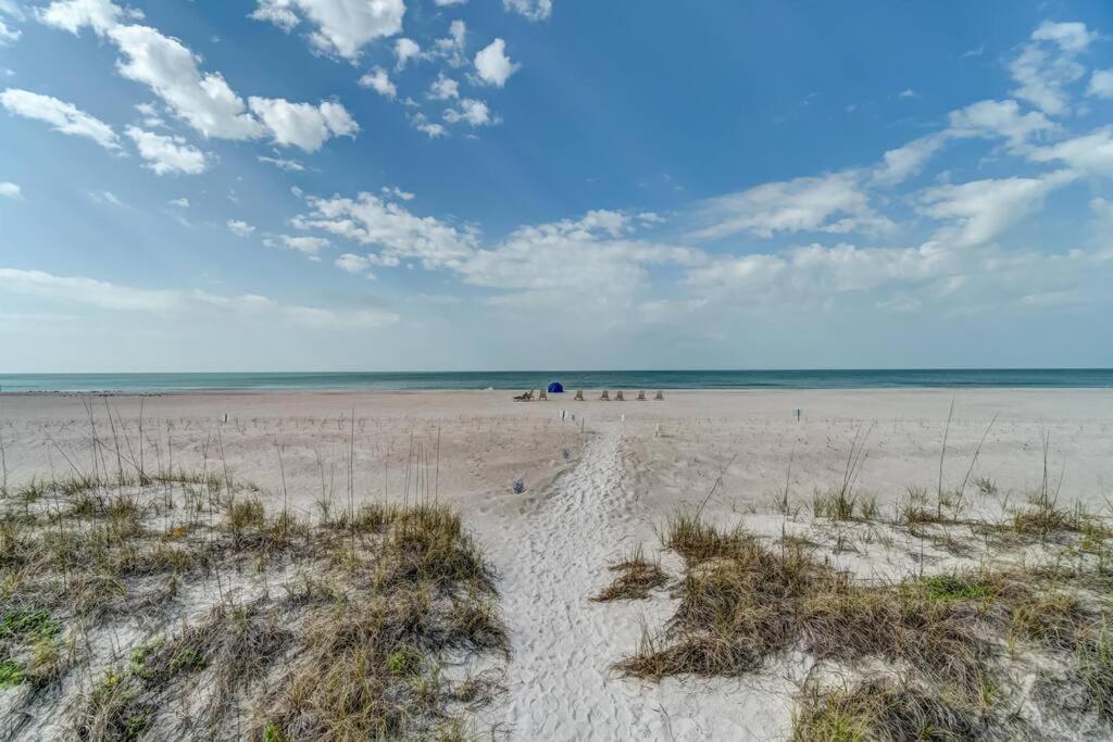 Bradenton Beach Resort Style Getaway-Walk to Beach photo 1
