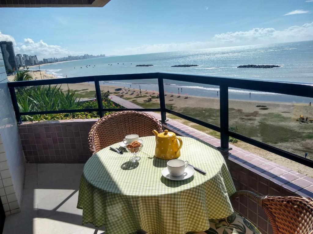 Charmoso Apartamento com Varanda à Beira Mar