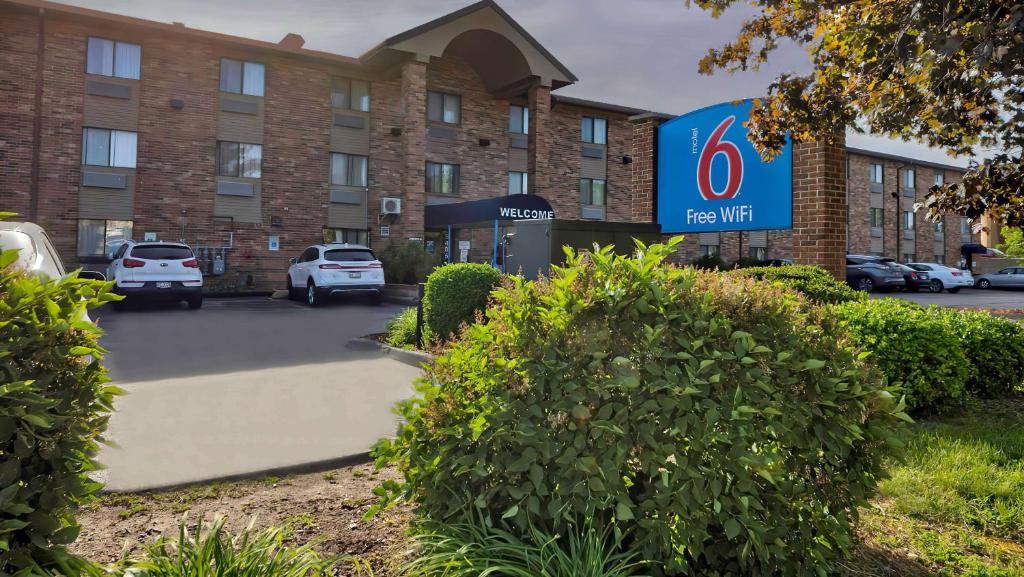 Motel 6 Milwaukee, WI - Glendale image