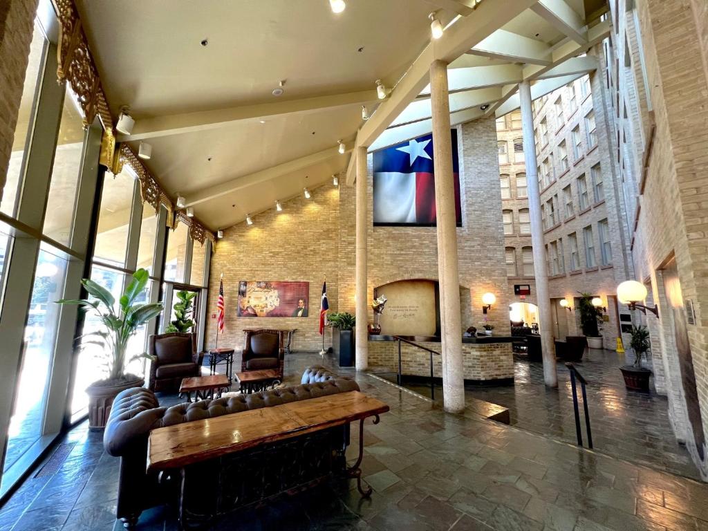 Crockett Hotel image