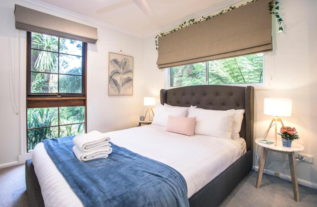 Cosy, central Olinda Camellia Cottage photo 1