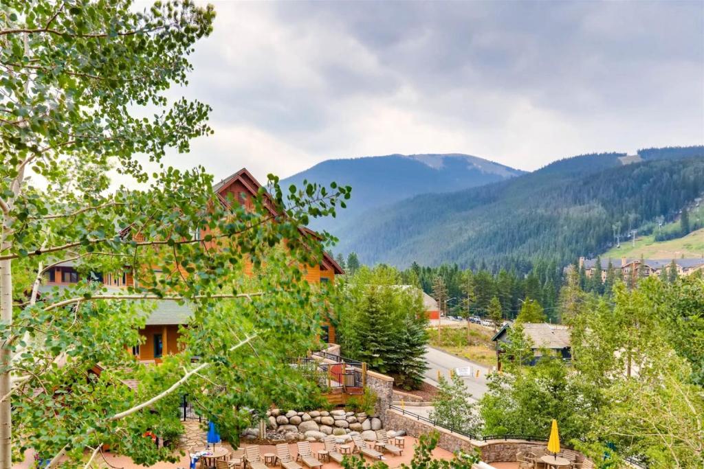 1 Bedroom Plus Murphy Mountain Condo in River Run Village with Hot Tub Access and Walking Distance to Ski image