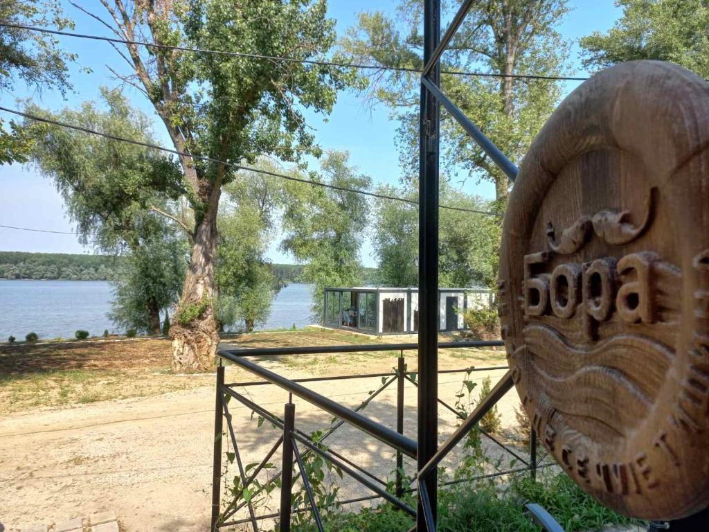 Bora kuće na reci photo 1