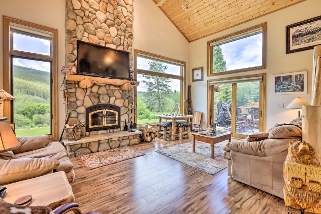 Blue River Alpine Escape with Mountain Views!