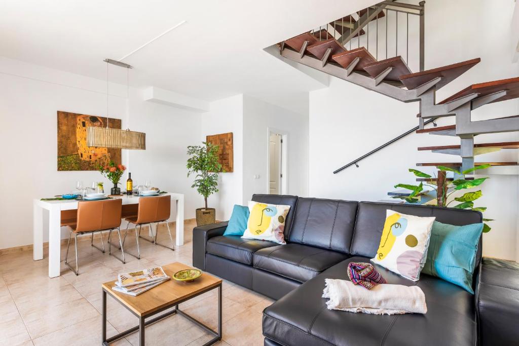 Beachfront triplex with swimming pool & parking photo 1