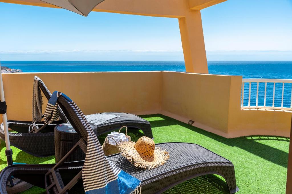 Beachfront triplex with swimming pool & parking photo 4