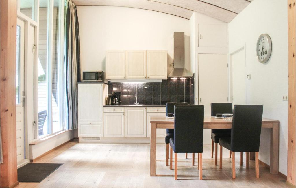 Awesome Home In Vledder With 2 Bedrooms And Wifi photo 2
