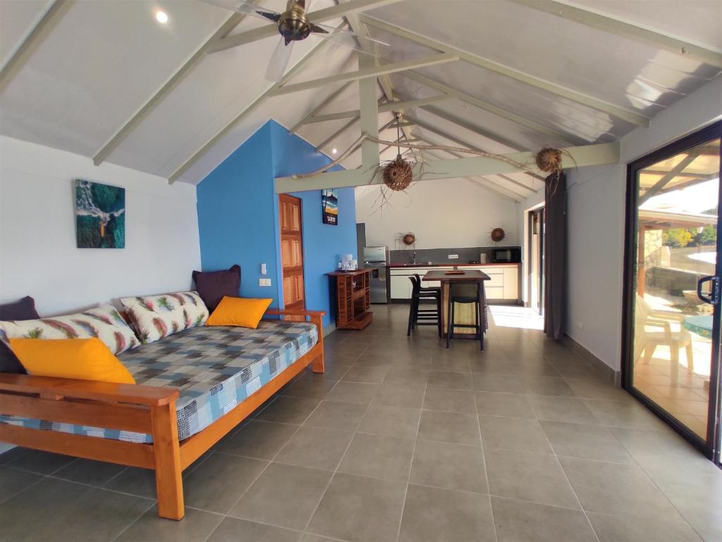 TAHITI - Taharaa Beach Bungalow photo 2
