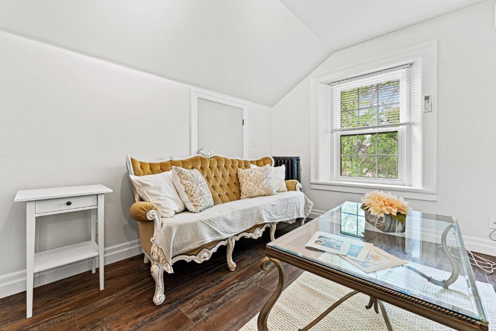Elegant 1Bdrm Apt Near Downtown Burlington Ideal for long stays U4 - Amelia photo 3