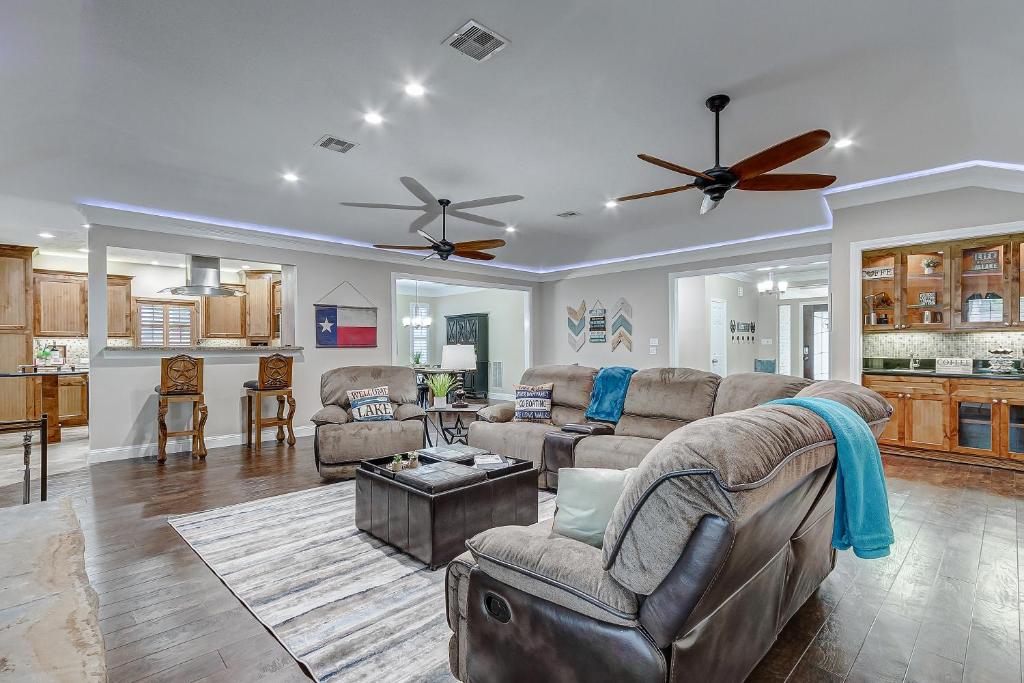 Best of Lake Conroe - Sleeps 16 - Lakefront Memories photo 3
