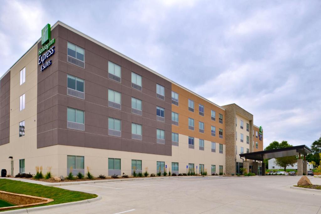 Holiday Inn Express & Suites - Ottumwa, an IHG Hotel photo 1