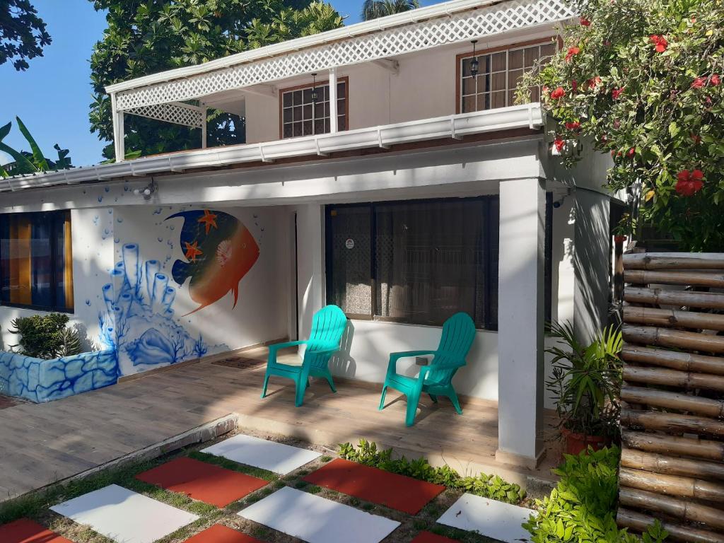JOEBI'S HOUSE walking distance to Rocky Cay beach ideal for families or groups