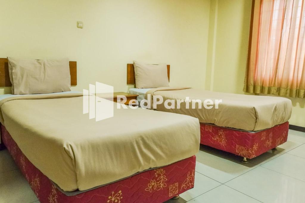 Grand Kembar Hotel Mitra RedDoorz Room Type - Deluxe Twin Room