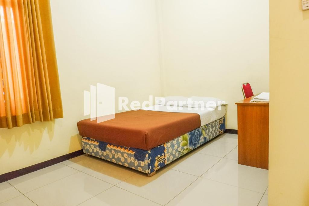 Grand Kembar Hotel Mitra RedDoorz - Tap to explore photos