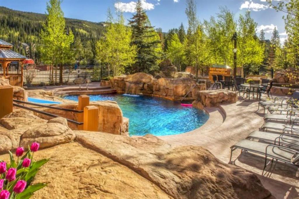 Beautiful 2 Bedroom Mountain Condo in River Run Village With Hot Tub Access and Walking Distance to the Gondola image