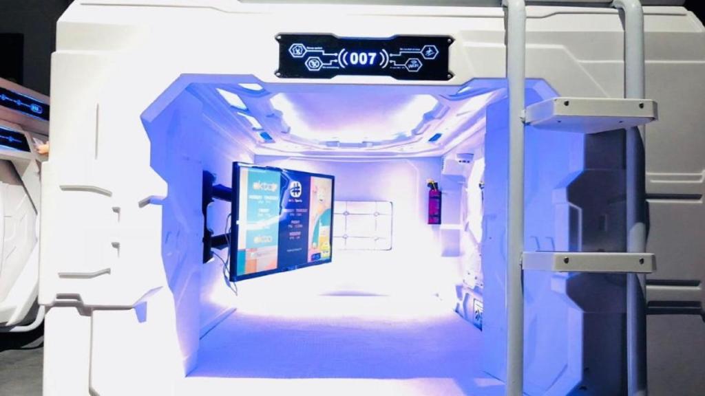MET A Space Pod at Arab Street photo 4