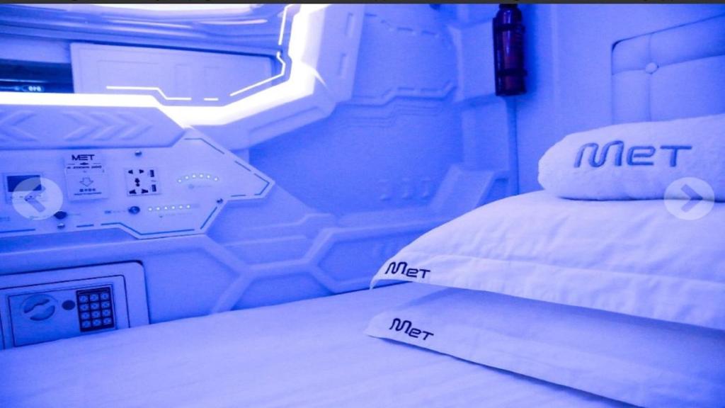 MET A Space Pod at Arab Street photo 3