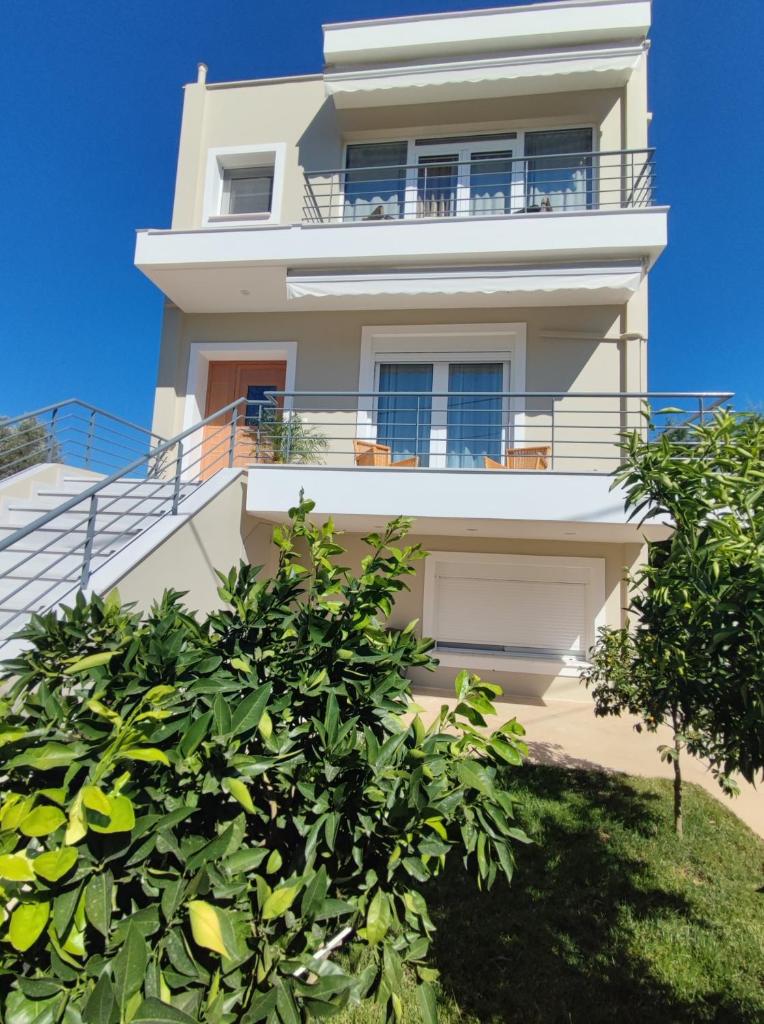 The Bright House a two-storey maisonette in Loutraki photo 4