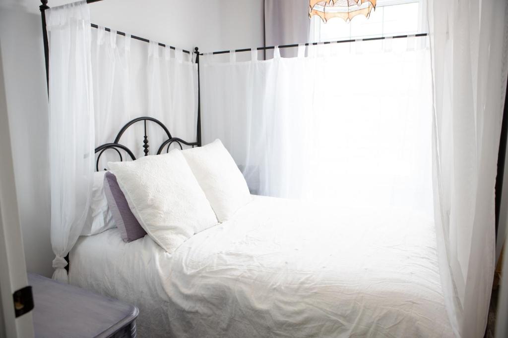 Modern Apt Near Downtown Burlington Ideal for long stays - U2 - The Blair photo 1