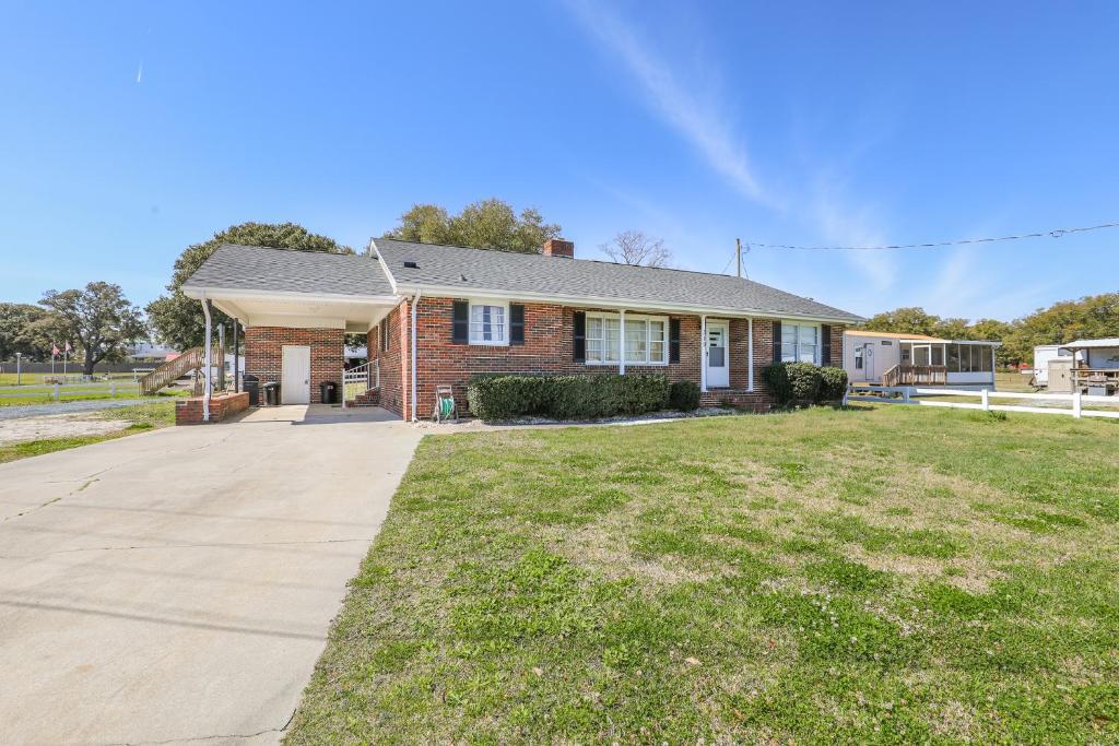 Spacious Home with Waterfront View-Welcome Pets image