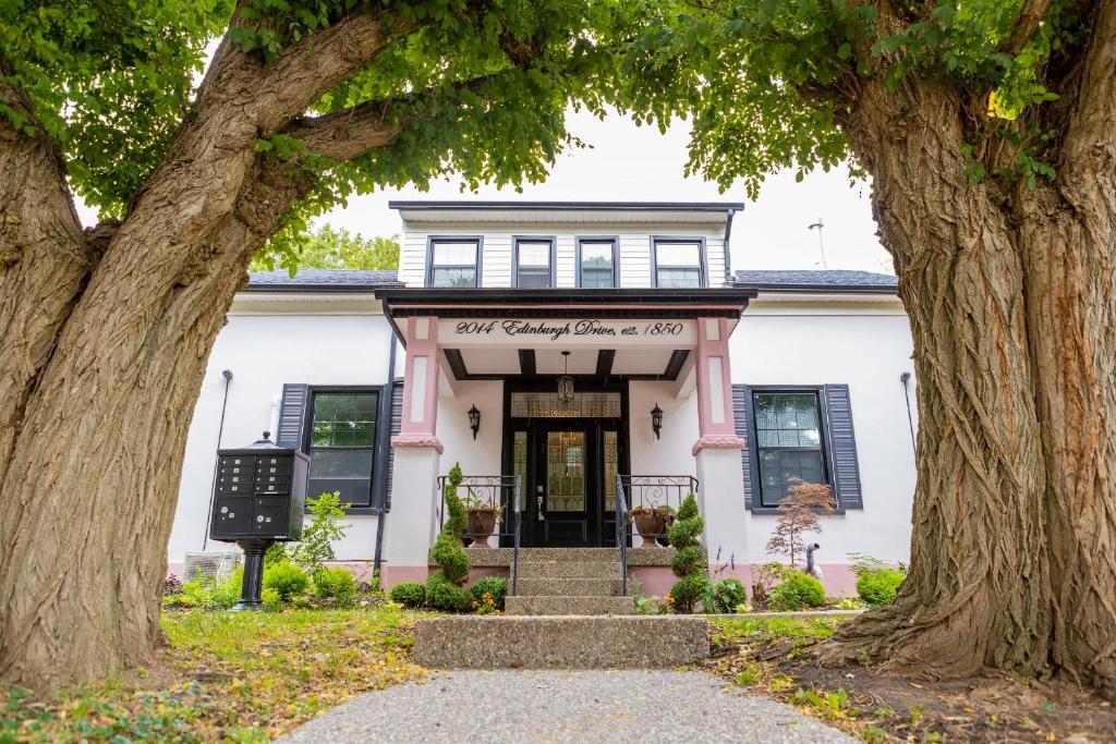 3Bdrm Quiet Private Victorian Style Brand New Gorgeous townhouse in Burlington photo 3