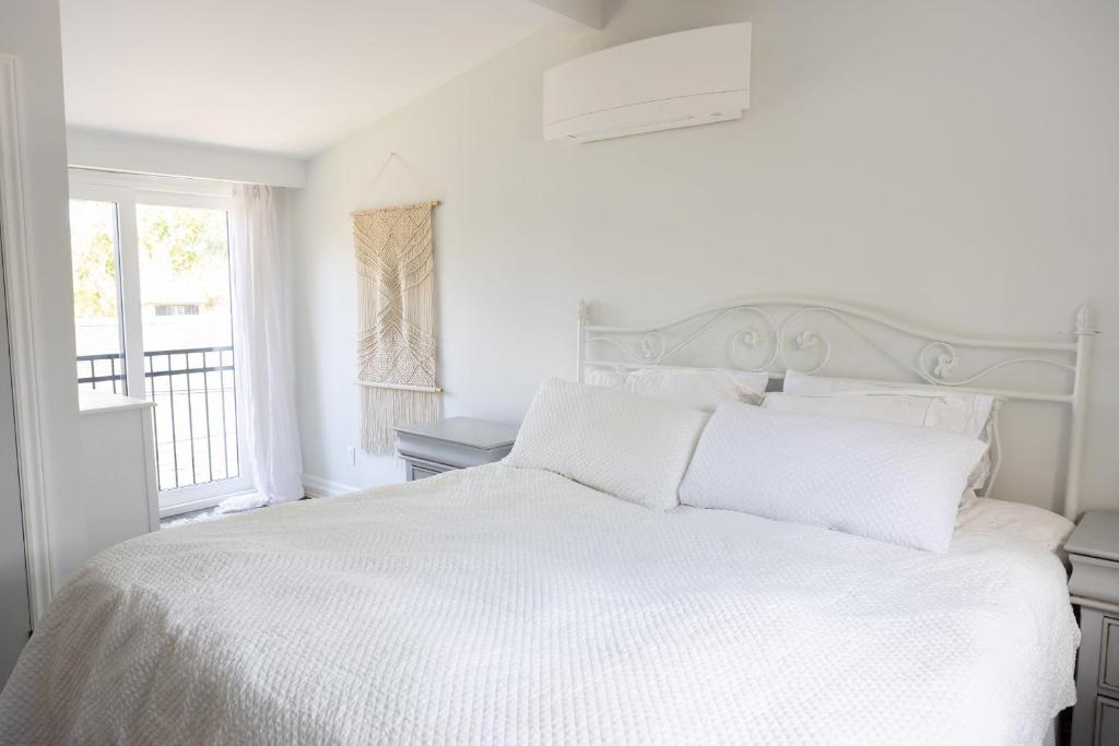 3Bdrm Quiet Private Victorian Style Brand New Gorgeous townhouse in Burlington photo 1