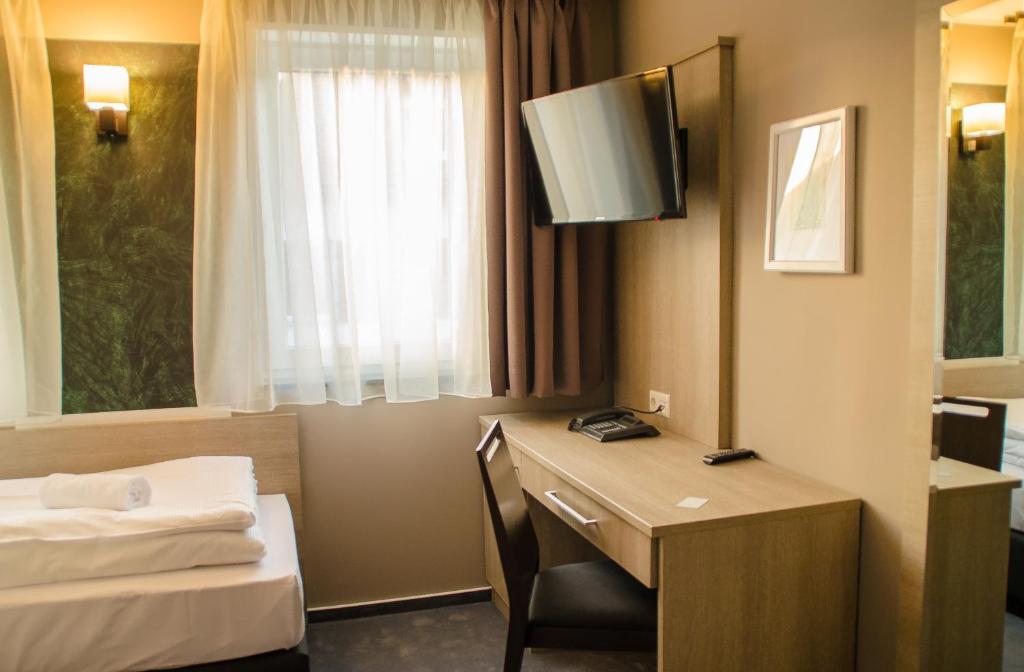 Трехместный (Трехместный номер), Alpha & Omega Hotel