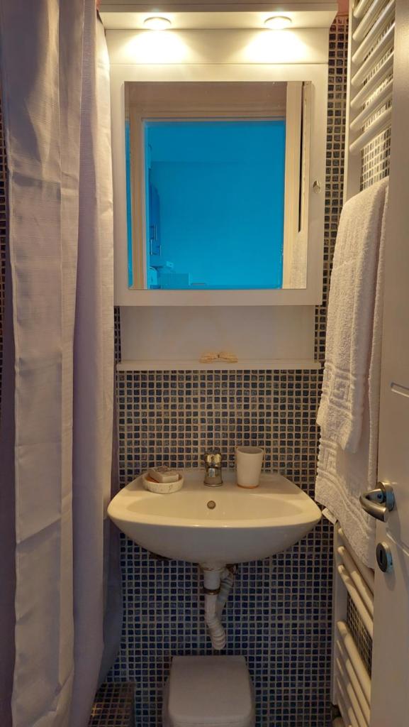 BLUE ROOM photo 1