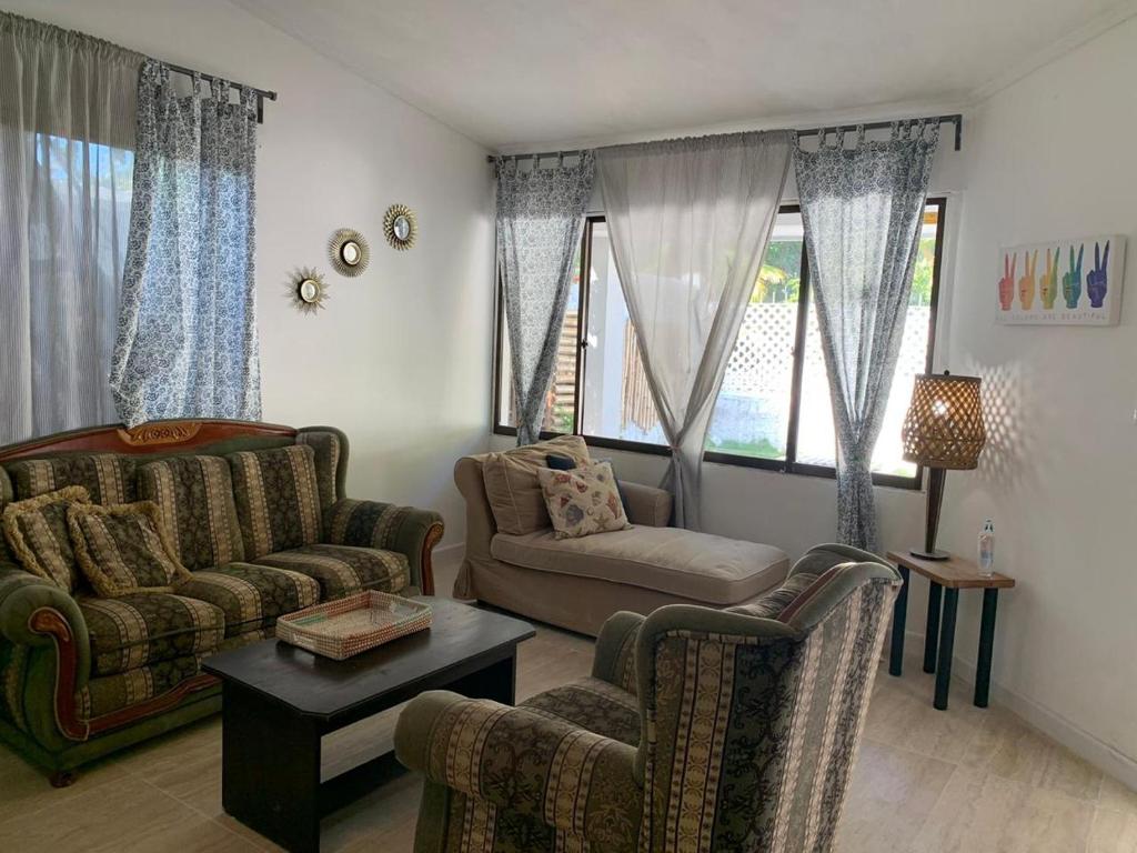 JOEBI'S HOUSE walking distance to Rocky Cay beach ideal for families or groups photo 3