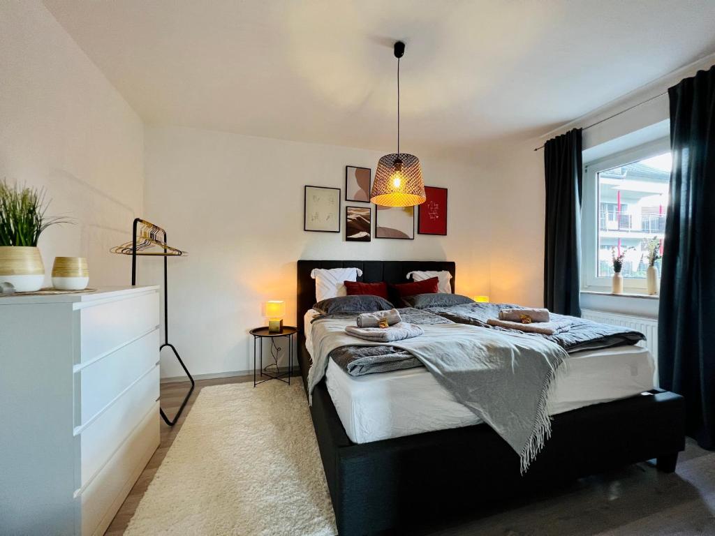 Ferienwohnung - ruhige Lage, Geräumig, mit Arbeits- und Parkplatz, Küche, Netflix, perfekt für Gruppen photo 1