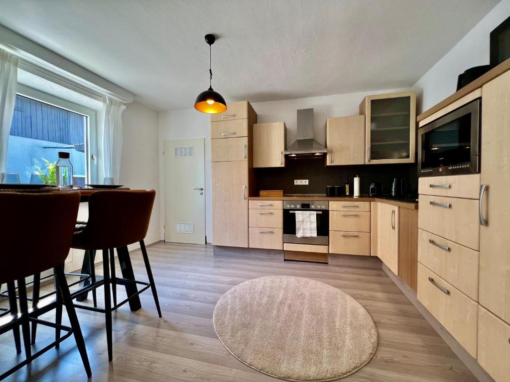 Ferienwohnung - ruhige Lage, Geräumig, mit Arbeits- und Parkplatz, Küche, Netflix, perfekt für Gruppen photo 4
