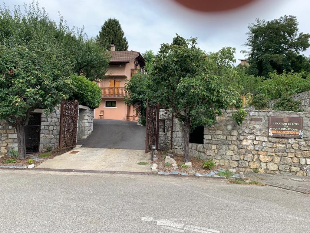 appartement avec Jacuzzi hammam sauna privatisé au rez de chaussée ds maison à Voglans à 2 kilomètres du lac du bourget en Savoie entre Chambéry et Aix les Bains cure thermale photo 1