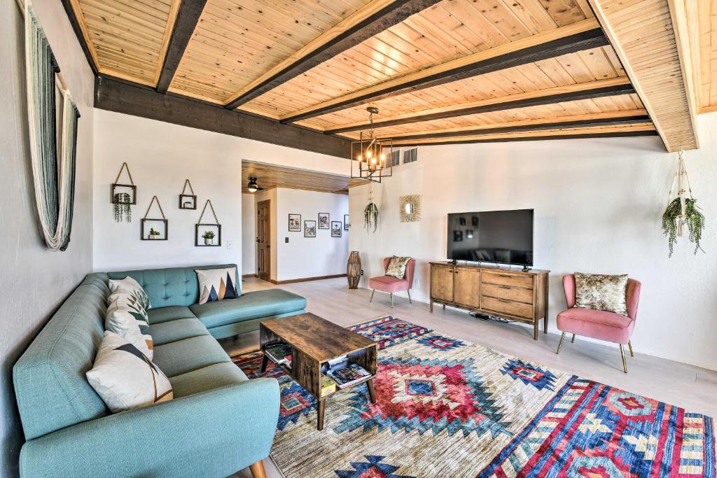 Chic Joshua Tree Pad with Mountain Views and Hot Tub photo 3
