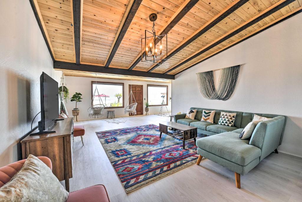 Chic Joshua Tree Pad with Mountain Views and Hot Tub photo 4