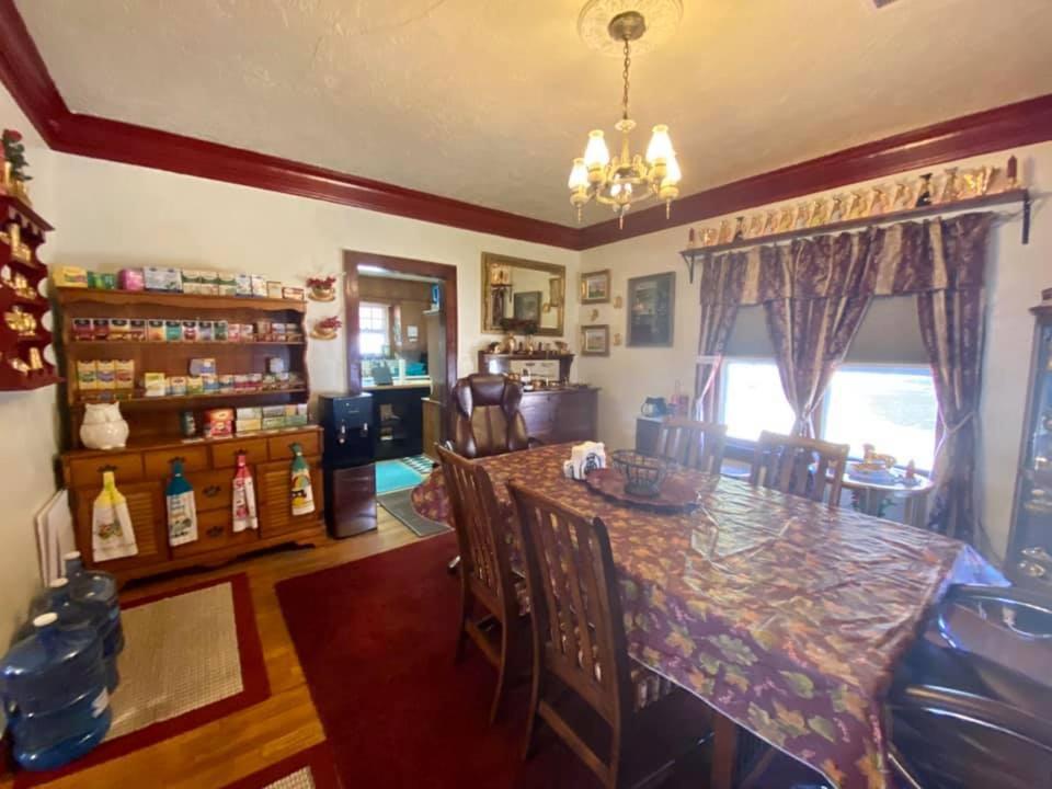 Historic Home - sleeps 4 adults - 1 mile to Ft. Sill photo 4