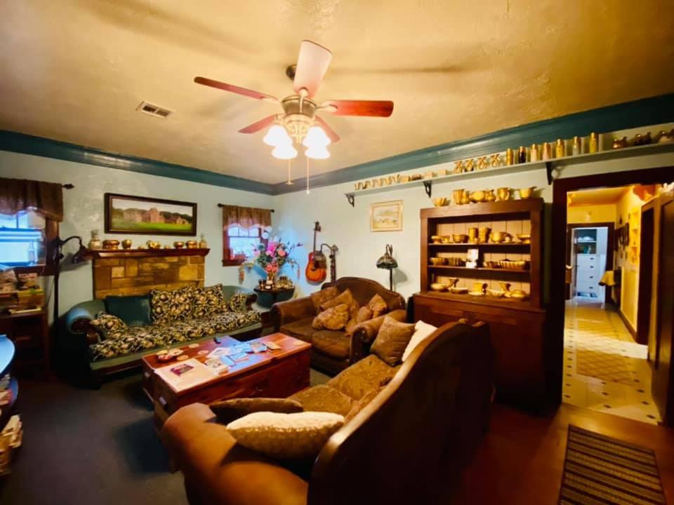 Historic Home - sleeps 4 adults - 1 mile to Ft. Sill photo 2