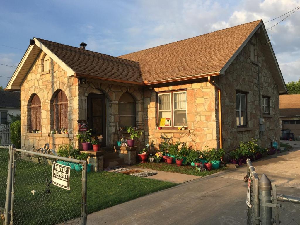 Historic Home - sleeps 4 adults - 1 mile to Ft. Sill photo 1