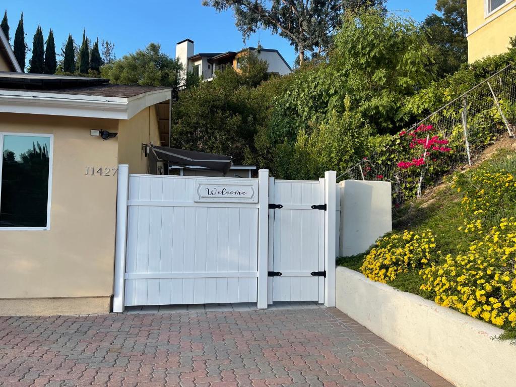 New Contemporary Guest House in Studio City Hills photo 1