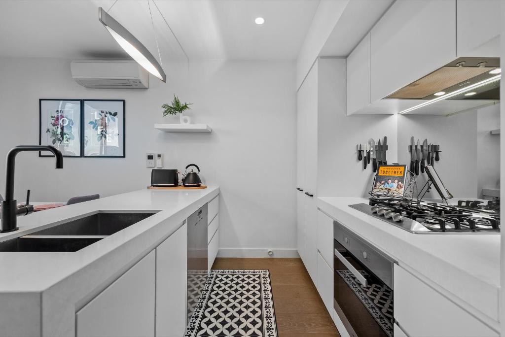 StayCentral - Northcote Townhouse with Study photo 1