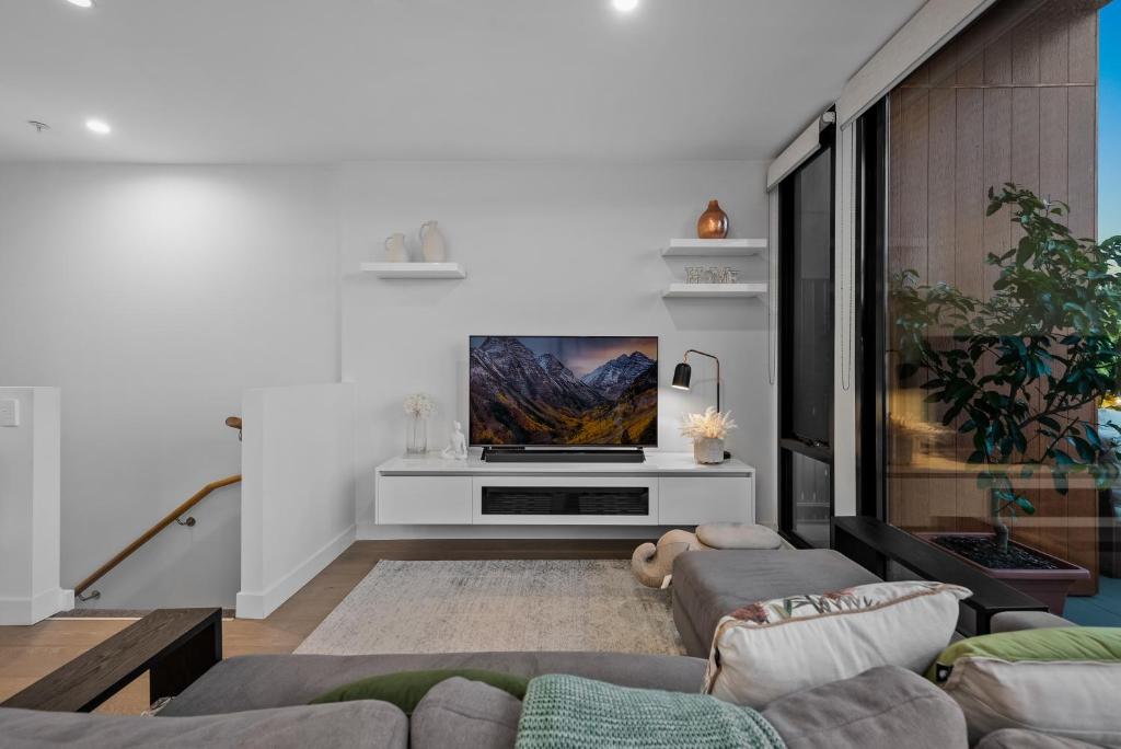 StayCentral - Northcote Townhouse with Study photo 4