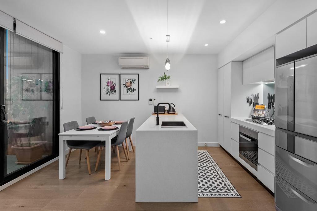 StayCentral - Northcote Townhouse with Study photo 3