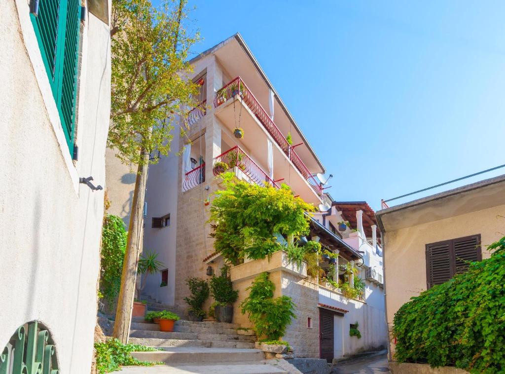 Apartments and rooms with WiFi Makarska - 11063