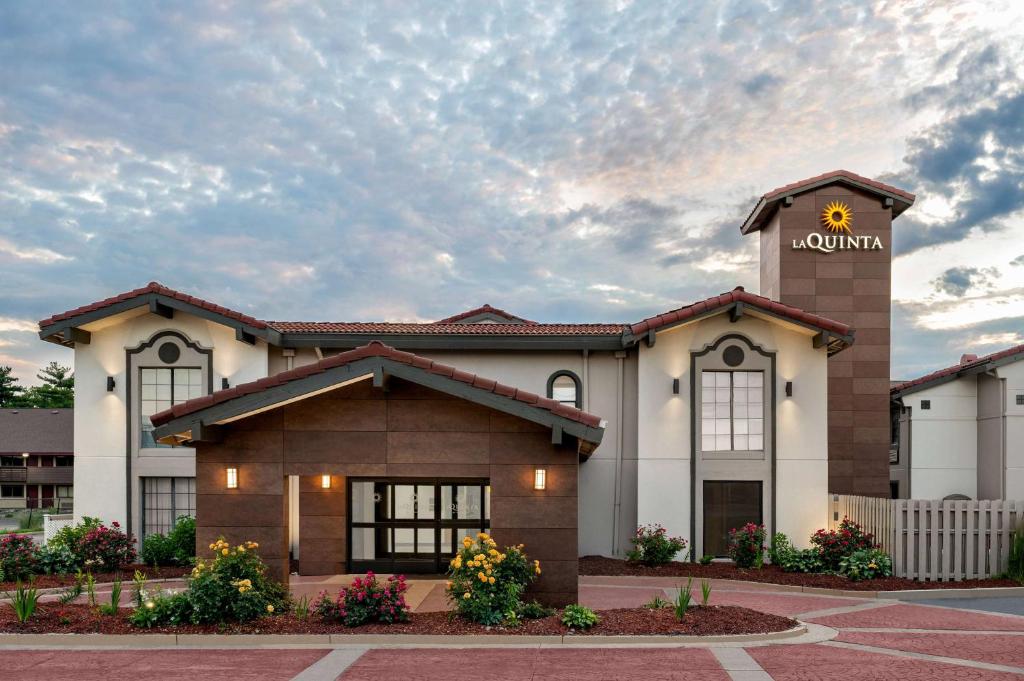 La Quinta Inn by Wyndham Columbus Airport Area image
