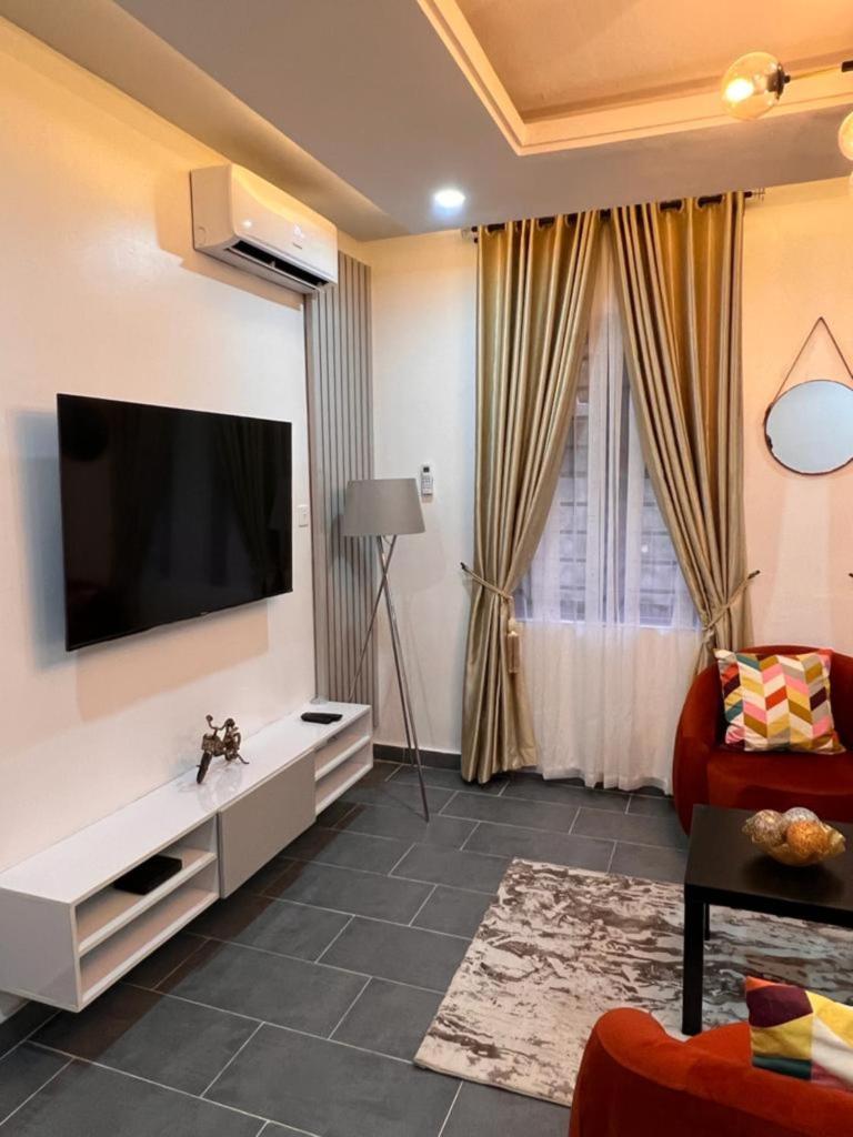 Luxury 1 bedroom flat with pool at Kingsland Lekki photo 2