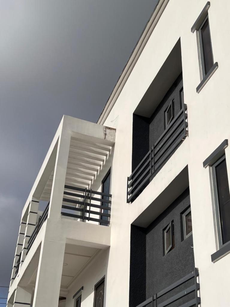 Luxury 1 bedroom flat with pool at Kingsland Lekki photo 3