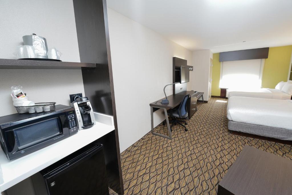 Holiday Inn Express and Suites Springfield Medical District, an IHG Hotel photo 2