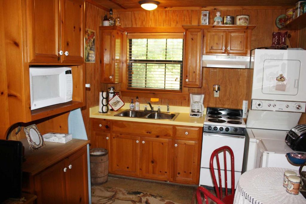 Double U Barr Ranch - Cowboy Cabin photo 4