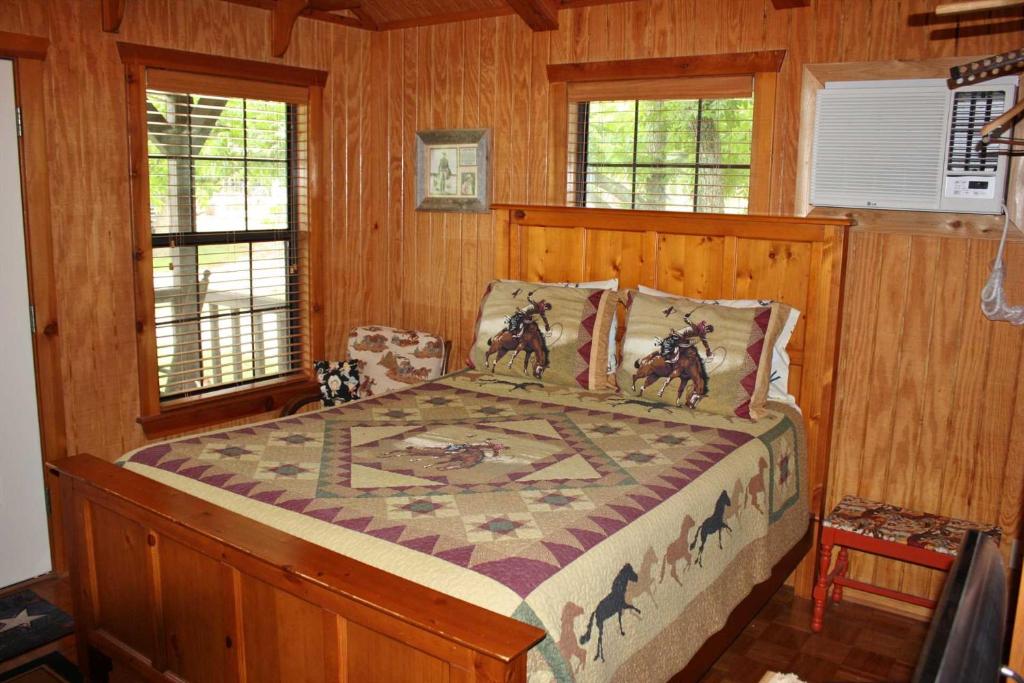 Double U Barr Ranch - Cowboy Cabin photo 2