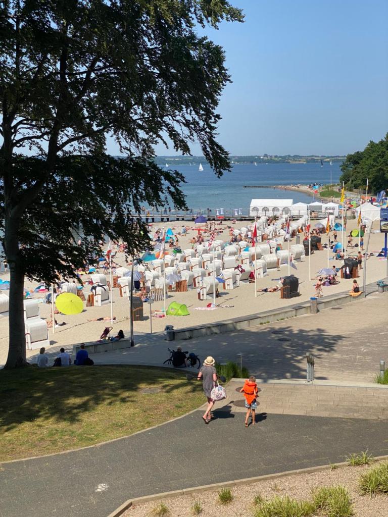 Strandblick mit Strandkorb & Fahrrädern photo 1