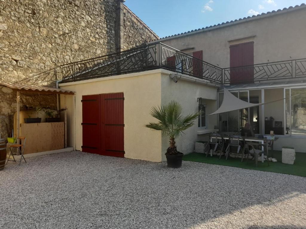 Grande maison de caractere situee au cœur du village de de Roquefort des Corbières. Profitez de son grand jardin avec terrain de petanque barbecue et balancoire photo 4